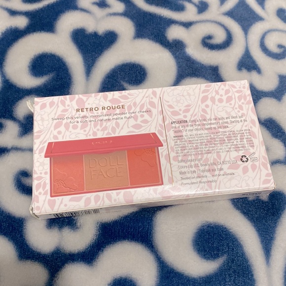 Doll face blush pallete, makeup bag & free face brush bundle - Picture 3 of 6